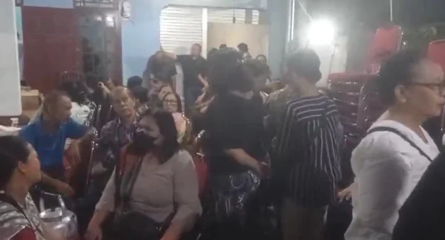 Suasana keluarga dan kerabat saat akan melakukan misa di rumah mendiang di Depok. Misa ini tidak mendapat izin dari Ketua RT setempat. Dok. Istimewa