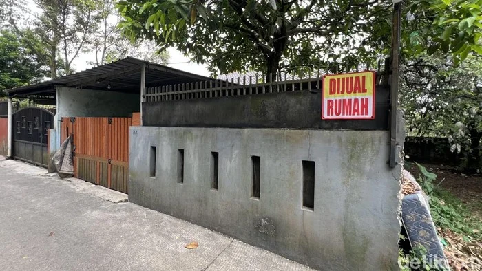 Foto: Rumah warga di Pancoran Mas, Depok dirusak gara-gara berkonflik dengan tetangga, Jumat (17/7/2026). (Adhfar Aulia Syuhada/detikcom) | Sumber: Rumah warga di Pancoran Mas, Depok dirusak gara-gara berkonflik dengan tetangga, Jumat (17/7/2026). (Adhfar Aulia Syuhada/detikcom)