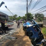 Satu unit mobil Elf yang membawa rombongan besan dari Cibitung mengalami kecelakaan hingga masuk kali di Jalan KSU, Sukmajaya, Depok, Jawa Barat (Jabar), Minggu (13/9/2026). (Dok. Istimewa)