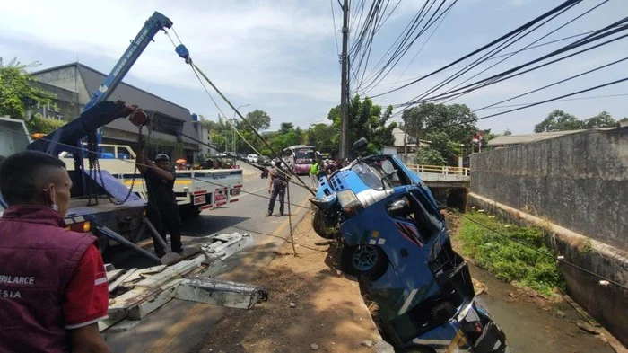 Elf Rombongan Besan Masuk Kali di Depok, 15 Orang Luka-Luka