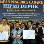 (Ki-ka): Ketua BPD HIPMI Jawa Barat, Raditya Egi Pratama; Wali Kota Depok, Supian Suri; dan Ketua Umum Terpilih HIPMI Kota Depok, Ardian Fajar Prasetyawan, berfoto bersama usai Pelantikan BPC HIPMI Kota Depok periode 2026–2029 di The Margo Hotel Depok, Sabtu, 19 September 2026 (Foto: RRI.co.id) | Sumber: RRI.co.id)">
